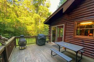 Cabin with a Creek Screened in porch, fire pit