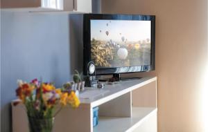 En tv och/eller ett underhållningssystem på 3 Bedroom Nice Apartment In Kastel Gomilica