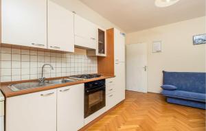 Dapur atau dapur kecil di 2 Bedroom Beautiful Apartment In Stara Novalja