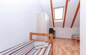 Postel nebo postele na pokoji v ubytování Three-Bedroom Holiday Home In Oklaj