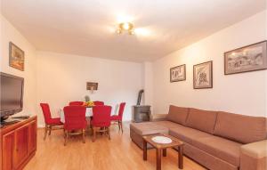 TV a/nebo společenská místnost v ubytování Three-Bedroom Holiday Home In Oklaj