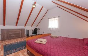Postel nebo postele na pokoji v ubytování Three-Bedroom Holiday Home In Oklaj