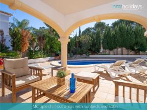 Bazén v ubytování Villa Bella by HMR Holidays nebo v jeho okolí