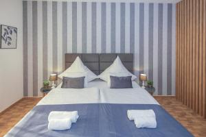 um quarto com uma cama grande e 2 almofadas em White Stone Villa em Promajna
