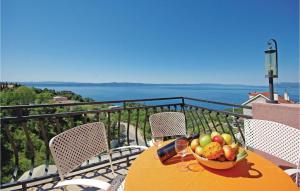 un plato de fruta en una mesa en un balcón en Amazing Home In Tucepi With Jacuzzi en Tučepi