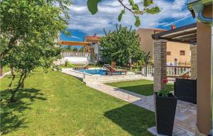 a backyard with a swimming pool and a house at Gorgeous Home In Pula With Outdoor Swimming Pool in Valtura