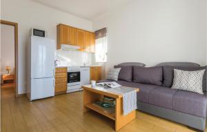 uma sala de estar com um sofá e uma cozinha em Cozy Apartment In Makarska With Kitchen em Makarska