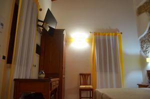 A television and/or entertainment centre at B&B Al Tramonto Portopalo