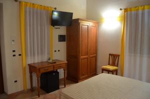 A television and/or entertainment centre at B&B Al Tramonto Portopalo