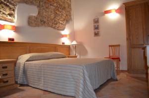 A bed or beds in a room at B&B Al Tramonto Portopalo Még 22 kép