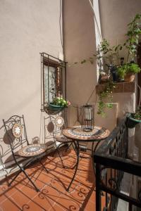 dwa krzesła i stół na balkonie z roślinami w obiekcie Nikita Traditional House w Chanii