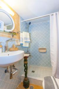 y baño con lavabo y ducha. en Nikita Traditional House, en La Canea
