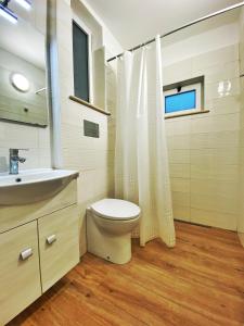 a bathroom with a toilet and a sink at Camping Calabrisella in Borgia