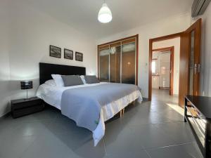 um quarto com uma cama grande num quarto em T1 ocean view close to Praia da Oura em Albufeira