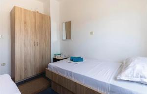 Postel nebo postele na pokoji v ubytování One-Bedroom Apartment In Klek