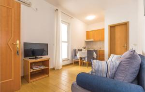 TV a/nebo společenská místnost v ubytování Stunning Apartment In Makarska With Kitchen