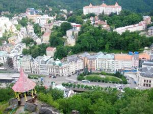 Nespecifikovaný výhled na destinaci Karlovy Vary nebo výhled na město při pohledu z apartmánu