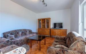 un soggiorno con 2 divani e una TV di 3 Bedroom Cozy Apartment In Kastel Luksic a Kaštela (Castelli)