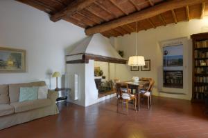 uma sala de estar com uma mesa e um sofá em Fattoria il Leccio - Elegant Suite on Florence Hills em Fiesole