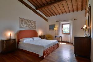 A bed or beds in a room at Fattoria il Leccio - Elegant Suite on Florence Hills