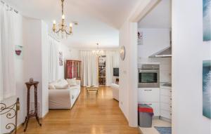 uma sala de estar com paredes brancas e um sofá branco em Beautiful Home In Marcana With Wifi em Marčana