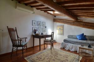 A seating area at Fattoria il Leccio - Elegant Suite on Florence Hills