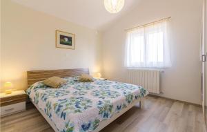 Postel nebo postele na pokoji v ubytování 3 Bedroom Beautiful Home In Frkeci