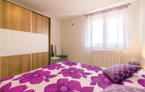 Postel nebo postele na pokoji v ubytování 3 Bedroom Beautiful Home In Frkeci