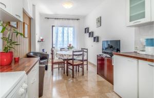 Η κουζίνα ή μικρή κουζίνα στο Gorgeous Apartment In Novi Vinodolski