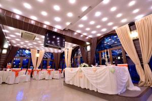 a banquet hall with tables with white table cloth at Complex Stejarul in Tuluceşti