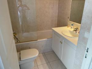 un bagno con un water, un lavandino e una vasca di Le Ponteil plage a Antibes Altre 10 foto