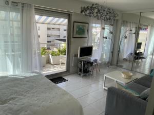 ein Schlafzimmer mit einem Bett und ein Wohnzimmer in der Unterkunft Le Ponteil plage in Antibes