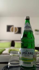 eine grüne Flasche Ethanol auf dem Tisch in der Unterkunft Hotel Tau-Lünne in Haselünne