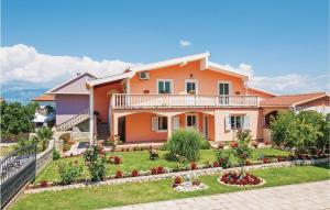 Zahrada ubytování One-Bedroom Apartment In Podgradina