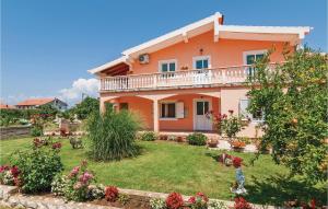 Zahrada ubytování One-Bedroom Apartment In Podgradina