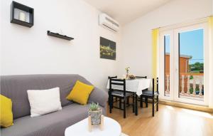 Posezení v ubytování One-Bedroom Apartment In Podgradina