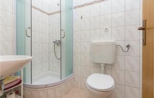 Koupelna v ubytování One-Bedroom Apartment In Podgradina