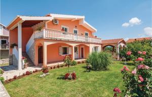 Zahrada ubytování One-Bedroom Apartment In Podgradina