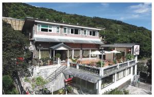 un edificio con balcone e patio esterno di Hotspring World Wulai a Wulai