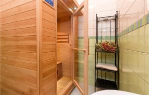 een badkamer met een sauna en een houten muur bij Cozy Home In Medulin With Sauna in Medulin