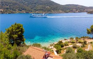 een grote boot in het midden van een groot meer bij Holiday Home Sokolic Bb Cr in Vela Luka