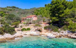 een luchtzicht op een huis op een heuvel naast een rivier bij Holiday Home Sokolic Bb Cr in Vela Luka