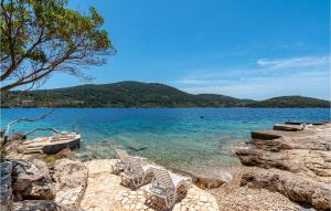 een groep stoelen aan de oever van een meer bij Holiday Home Sokolic Bb Cr in Vela Luka