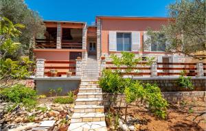 een huis met trappen naar een huis bij Holiday Home Sokolic Bb Cr in Vela Luka +24 foto's