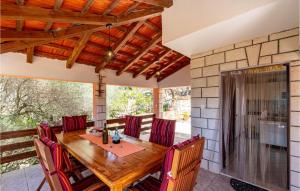 - une salle à manger avec une table et des chaises en bois dans l'établissement Nice Home In Sokolic With Wifi, à Vela Luka