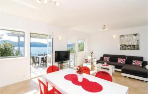 ein Wohnzimmer mit einem Sofa, einem Tisch und Stühlen in der Unterkunft Nice Apartment In Ratac With 2 Bedrooms And Wifi in Orasac