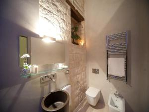 uma casa de banho com um WC e um lavatório em Tabula Maris B&B em Trani