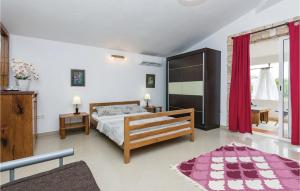 Postel nebo postele na pokoji v ubytování One-Bedroom Apartment In Vir