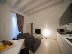 salon z kanapą i stołem w obiekcie Tabula Maris B&B w mieście Trani