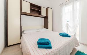 En eller flere senger på et rom på Nice Apartment In Miskovici With Kitchen